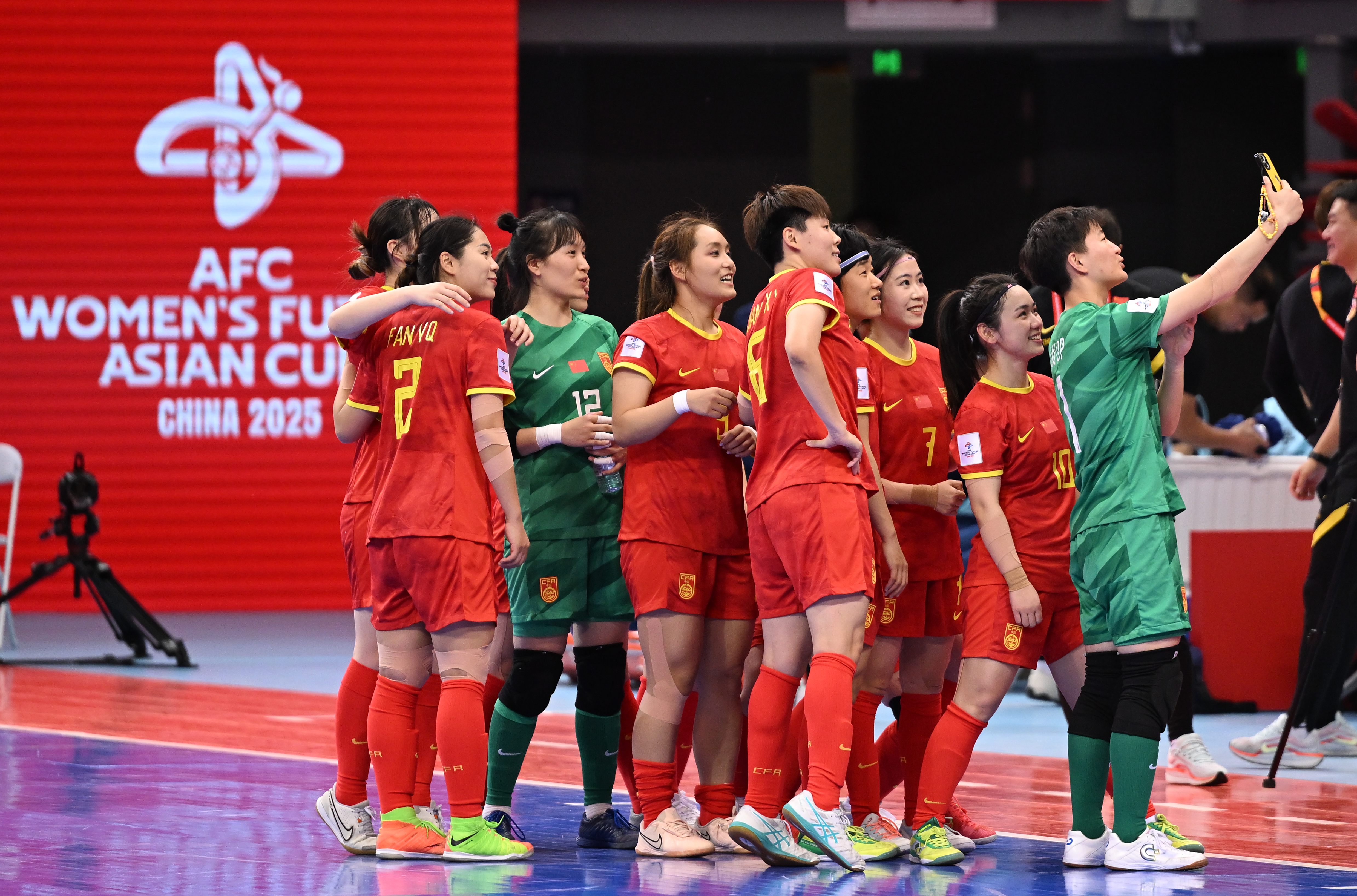 国家队在女子足球赛事中夺魁