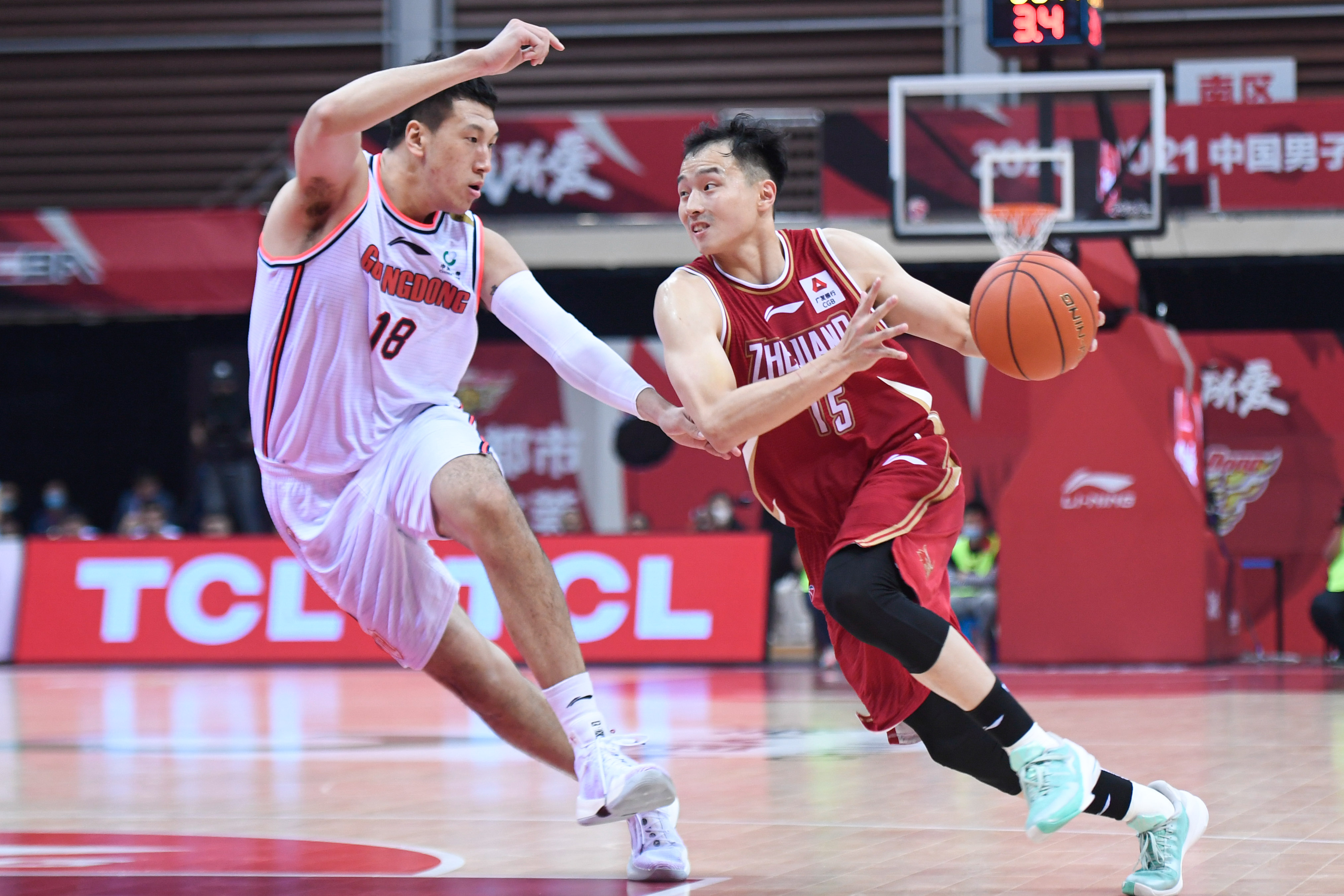 包含浙江男篮客场险胜，展现出强大的团队合作精神的词条