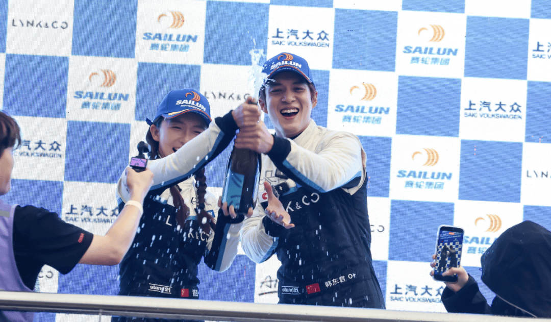 开云体育入口-包含赛车决赛震撼开打，巅峰对决引爆全场的词条