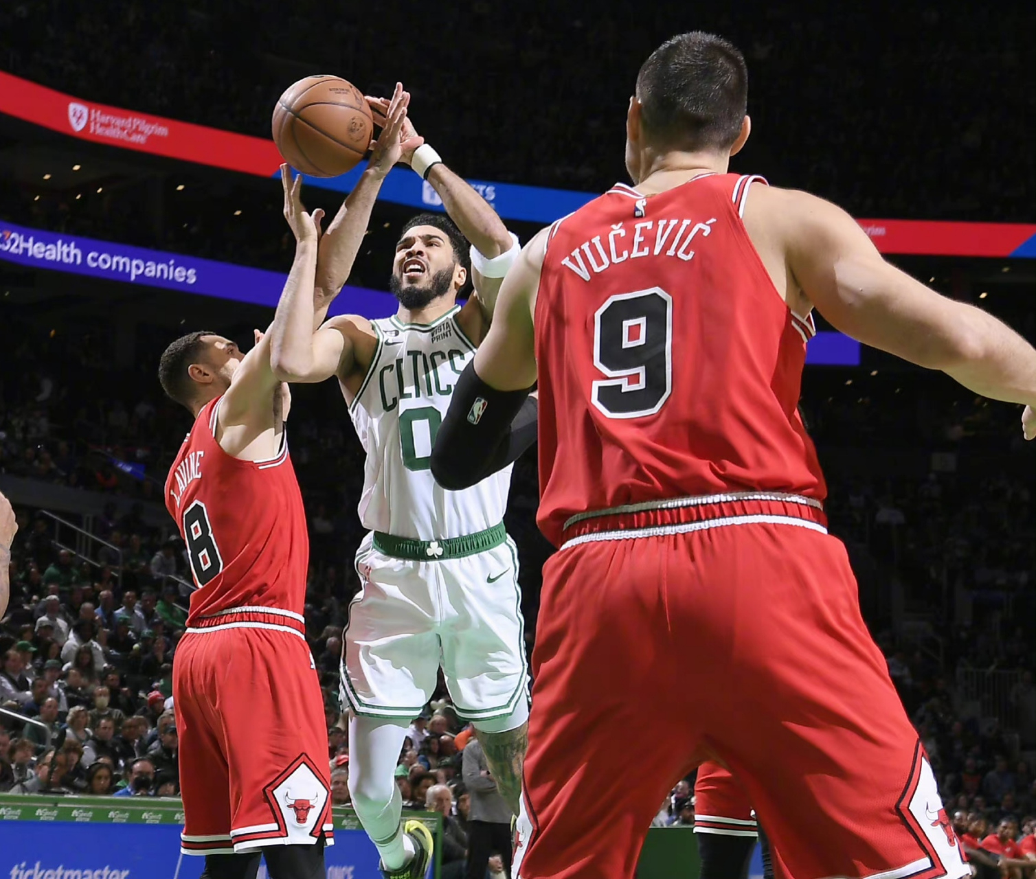 开云体育app-凯尔特人横扫火箭，拉文带队取胜