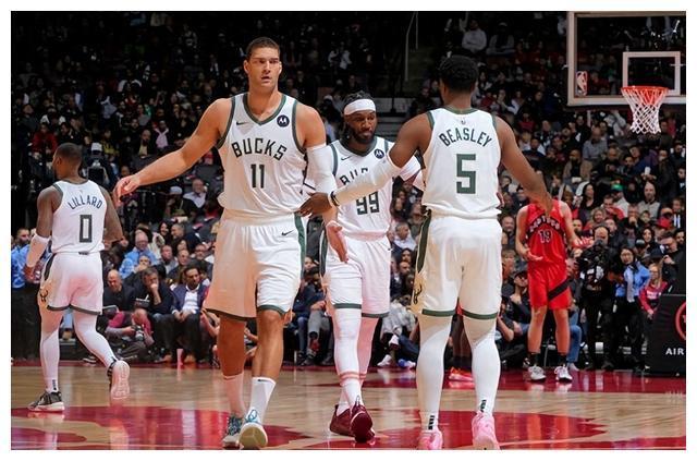 雄鹿主场击败猛龙，豪取首胜