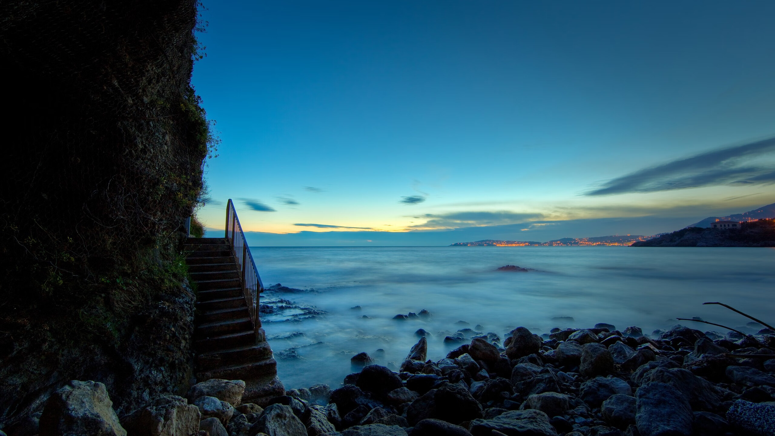 月下无影脚，德甲争冠战之夜，莱万舞台越大越强